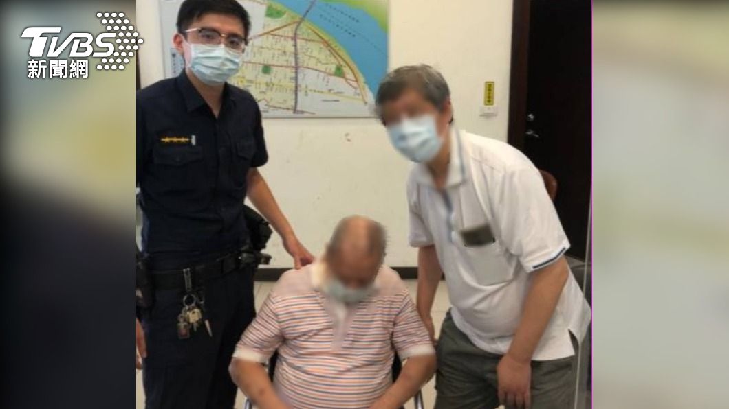老翁家屬頻頻向警方道謝。(圖/TVBS)