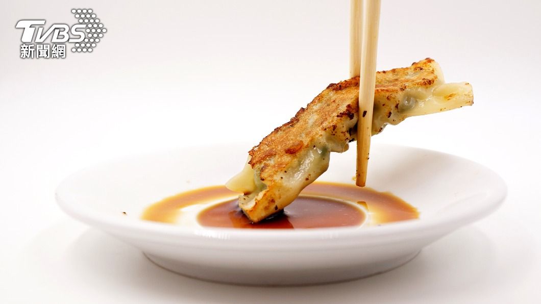 食用鍋貼時要注意醬料用量,才不會造成身體負擔。(示意圖/shutterstock達志影像)