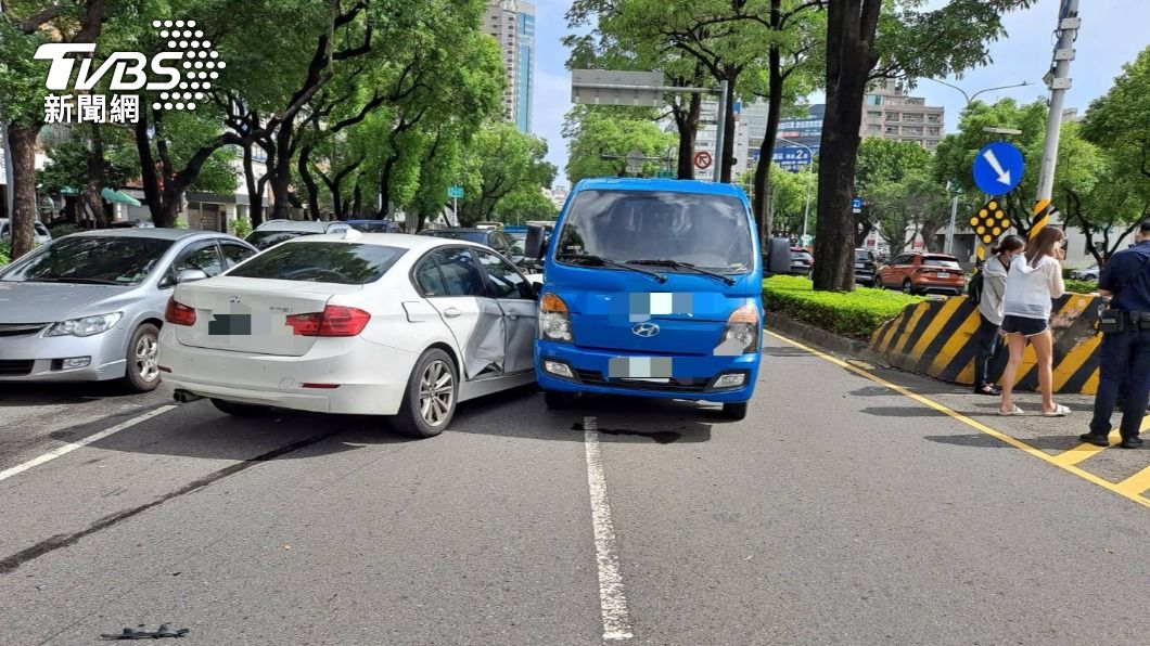 下坡恍神一路連撞！　女駕駛失控衝對向5車遭殃