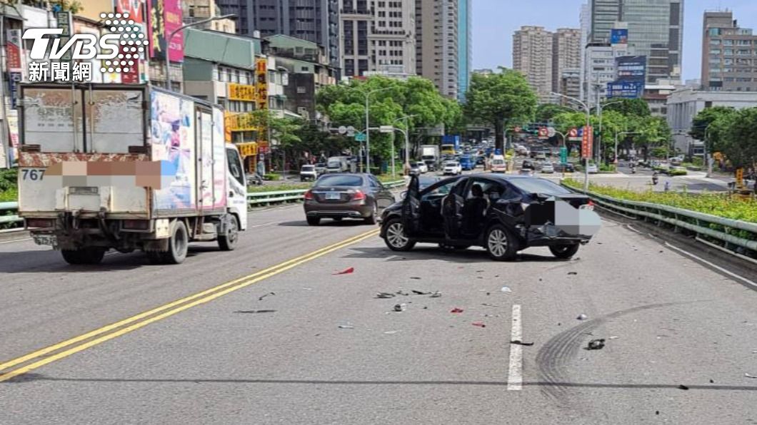 沈姓車主的黑色轎車面目全非。（圖／TVBS）