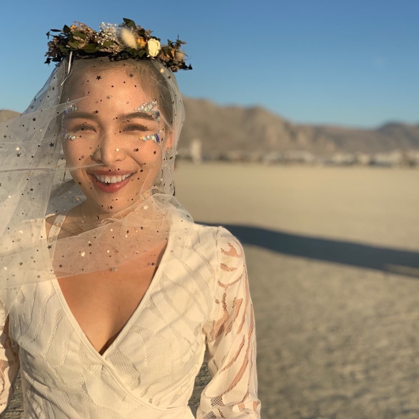 麻吉弟弟與美女經紀人Nicky已經結婚登記5年。(圖/翻攝自麻吉弟弟臉書)