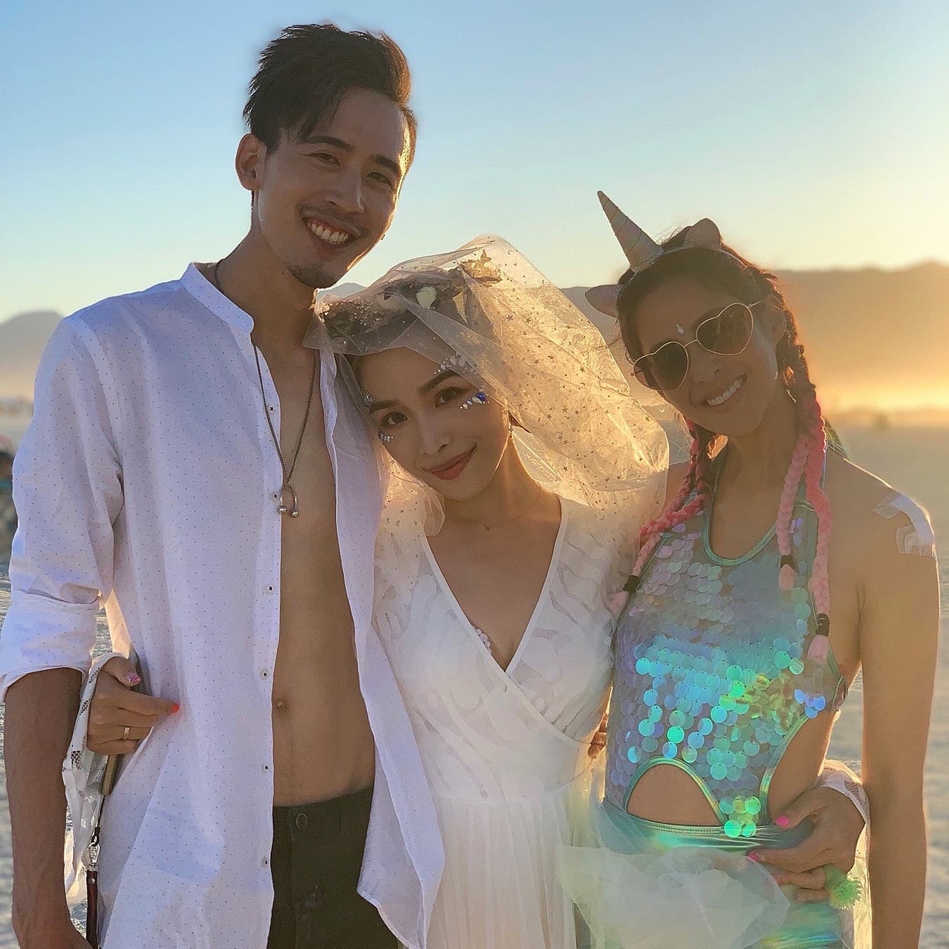 2人在2019年曾在火人祭辦過臨時婚禮。(圖/翻攝自麻吉弟弟臉書)