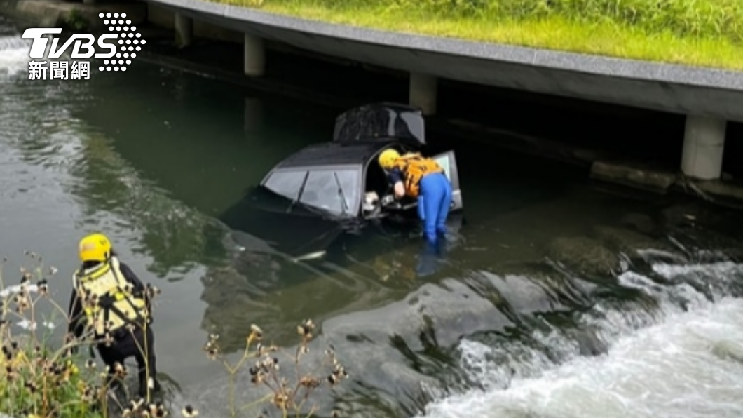 賓士墜入台中柳川,駕駛失蹤,目前警方加派大批人力搜人。(圖/民眾提供)