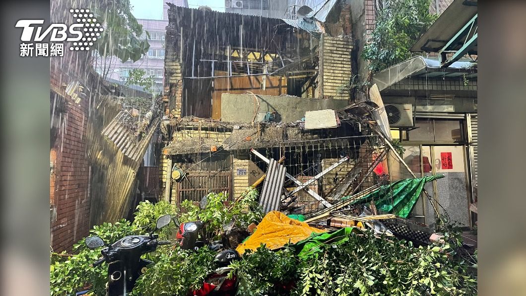 風強雨大!老屋磚牆倒塌 毀民宅砸6機車