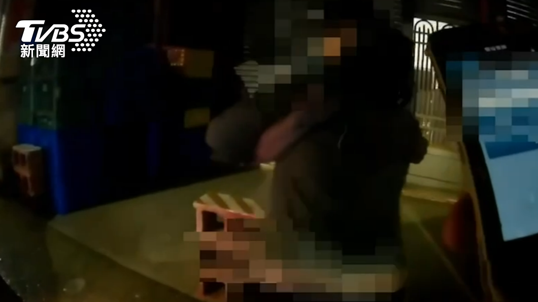 徐女被友人抬進騎樓休息。(圖/警方提供)