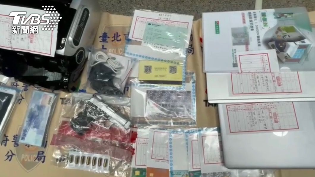 警方在旅館內查獲槍械等證物。(圖/TVBS)