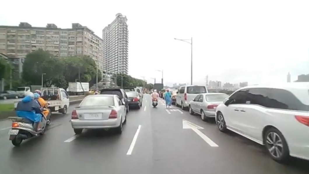 新北環快「違停接龍」!開放紅黃線停車 竟擋路中央