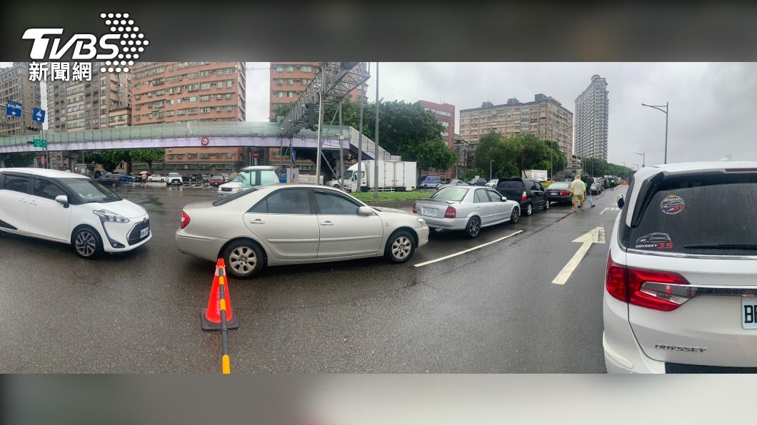 警方通知車主移車,勸導不聽將拖吊。(圖/TVBS)