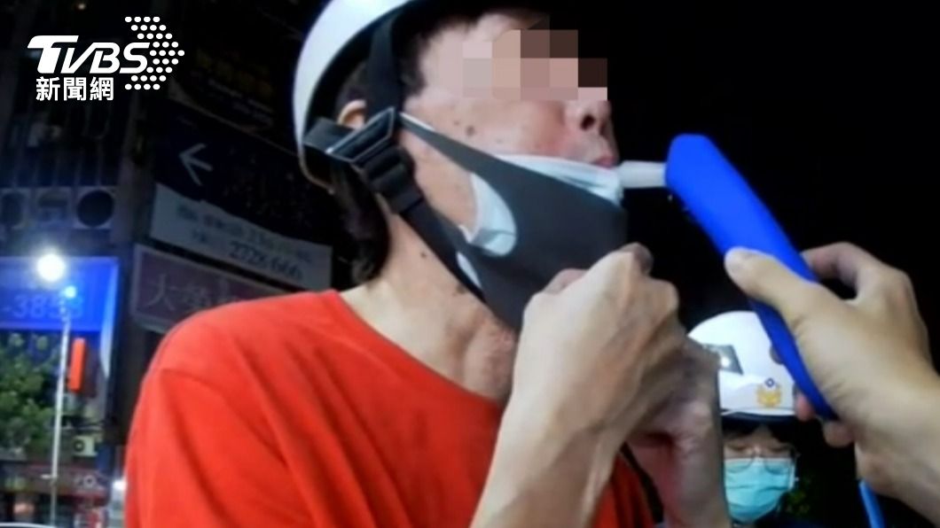警方對石男進行酒測,酒測值高達0.8。(圖/警方提供)