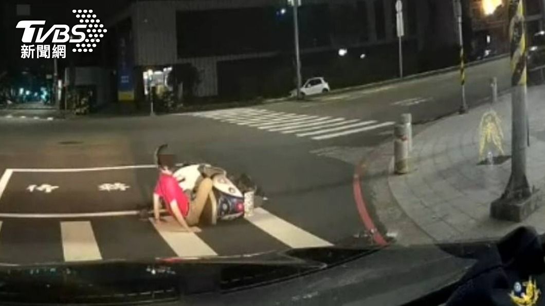 高雄男酒醉還騎車買消夜 竟自摔警車前遭逮