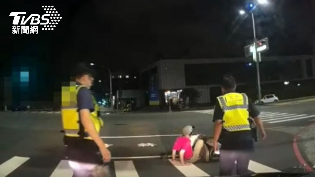 石男騎車自摔警車前,警方趕緊下車查看。(圖/警方提供)