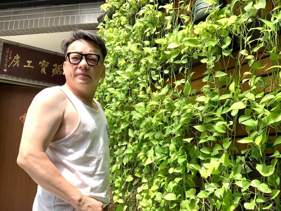 詹惟中透過視訊替人看風水。(圖/翻攝自詹惟中臉書)