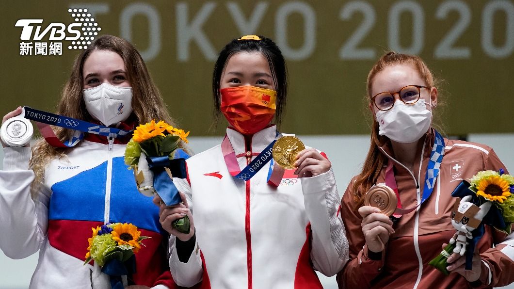 東京奧運金牌由大陸楊倩(中)摘得,ROC女將(左)拿下銀牌,瑞士女將(右)獲得銅牌。(圖/達志影像美聯社)