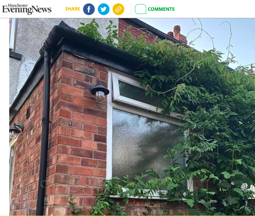 莎拉住家浴室的窗戶。(圖/翻攝自Manchester Evening News)
