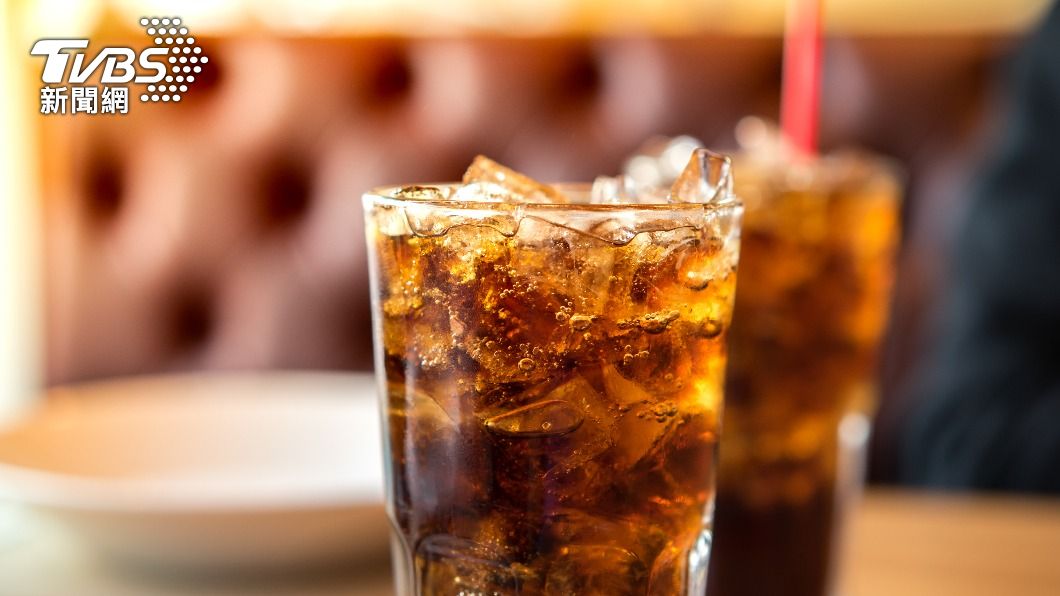 碳酸飲料帶有氣體,易引起脹氣、腹脹等問題。(示意圖/shutterstock達志影像)