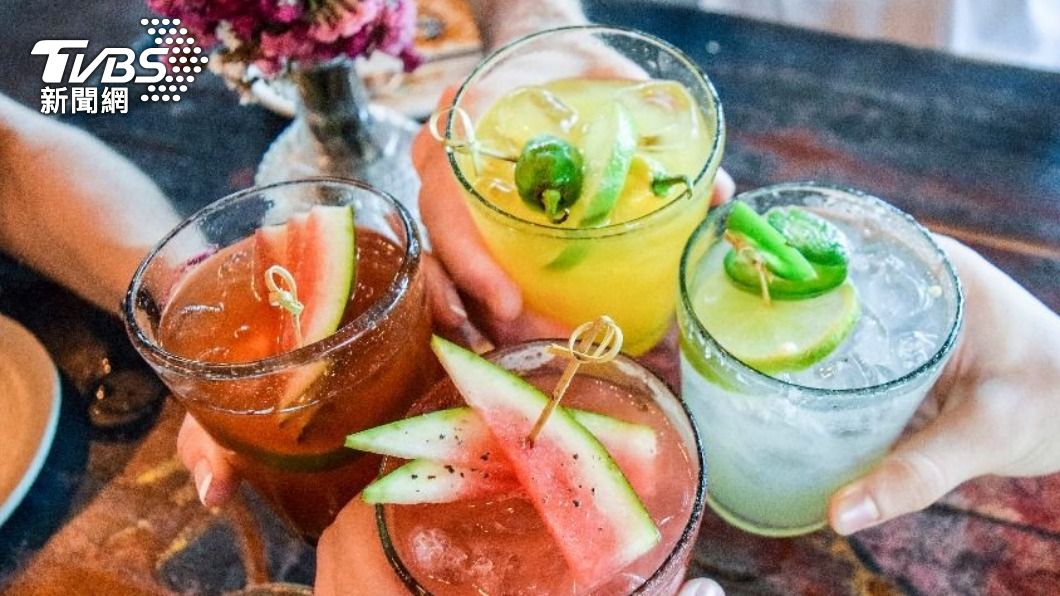 營養師提醒,帶有酸味的水果飲料,所含的糖量更驚人。(示意圖/shutterstock達志影像)