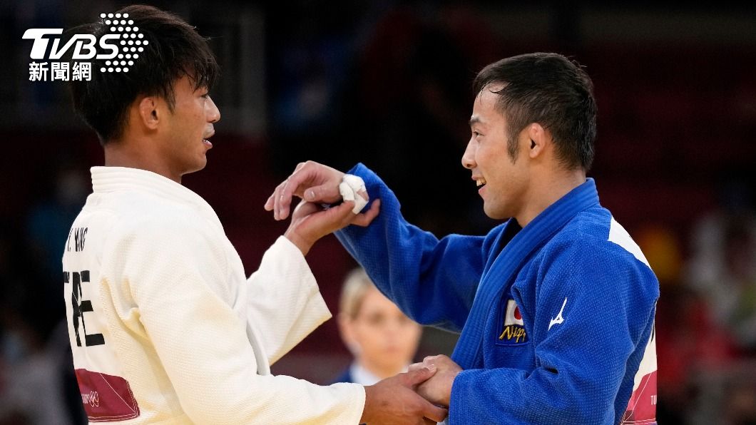 楊勇緯與日本選手廝殺。(圖/達志影像美聯社)