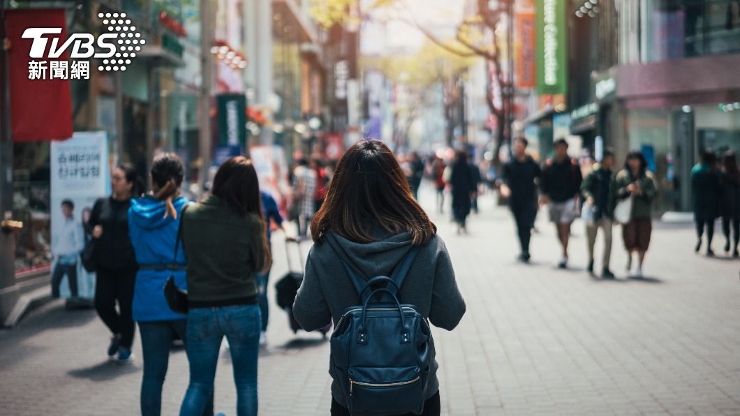過往的逛街人潮已不復見。(圖/shutterstock 達志影像)