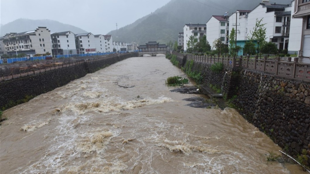 烟花颱風路徑偏北直逼上海 浙江洪水漫入民宅