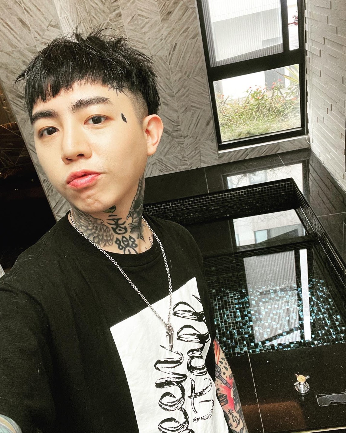 謝和弦認為大麻不是毒品。(圖/翻攝自謝和弦臉書)