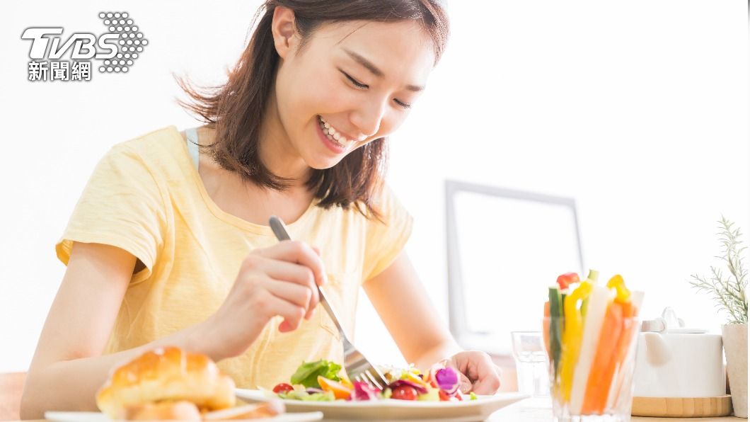 要避免暴飲暴食，少吃油膩、辛辣等重口味食物。（示意圖／shutterstock達志影像）