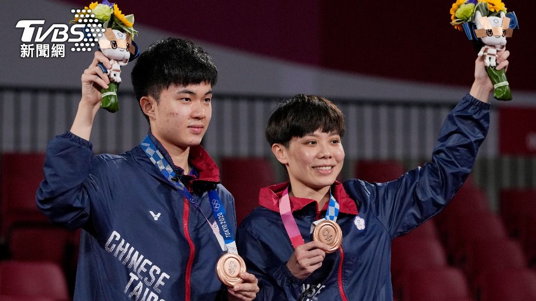 林昀儒(左)、鄭怡靜(右)昨(26)晚在東京奧運桌球混雙奪下銅牌。(圖/達志影像美聯社)