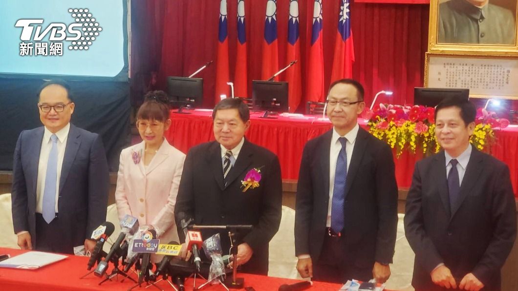 遠東集團董事長徐旭東（中）。（圖／中央社）