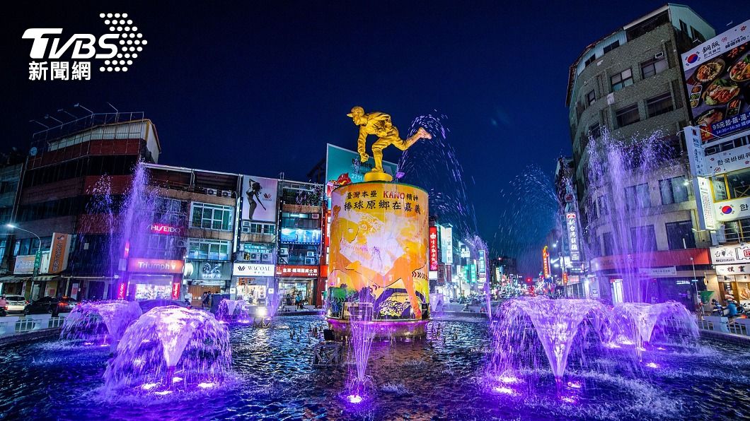 嘉義市中央噴水池恢復噴水，並換成52盞LED七彩省電燈具。（圖／中央社）