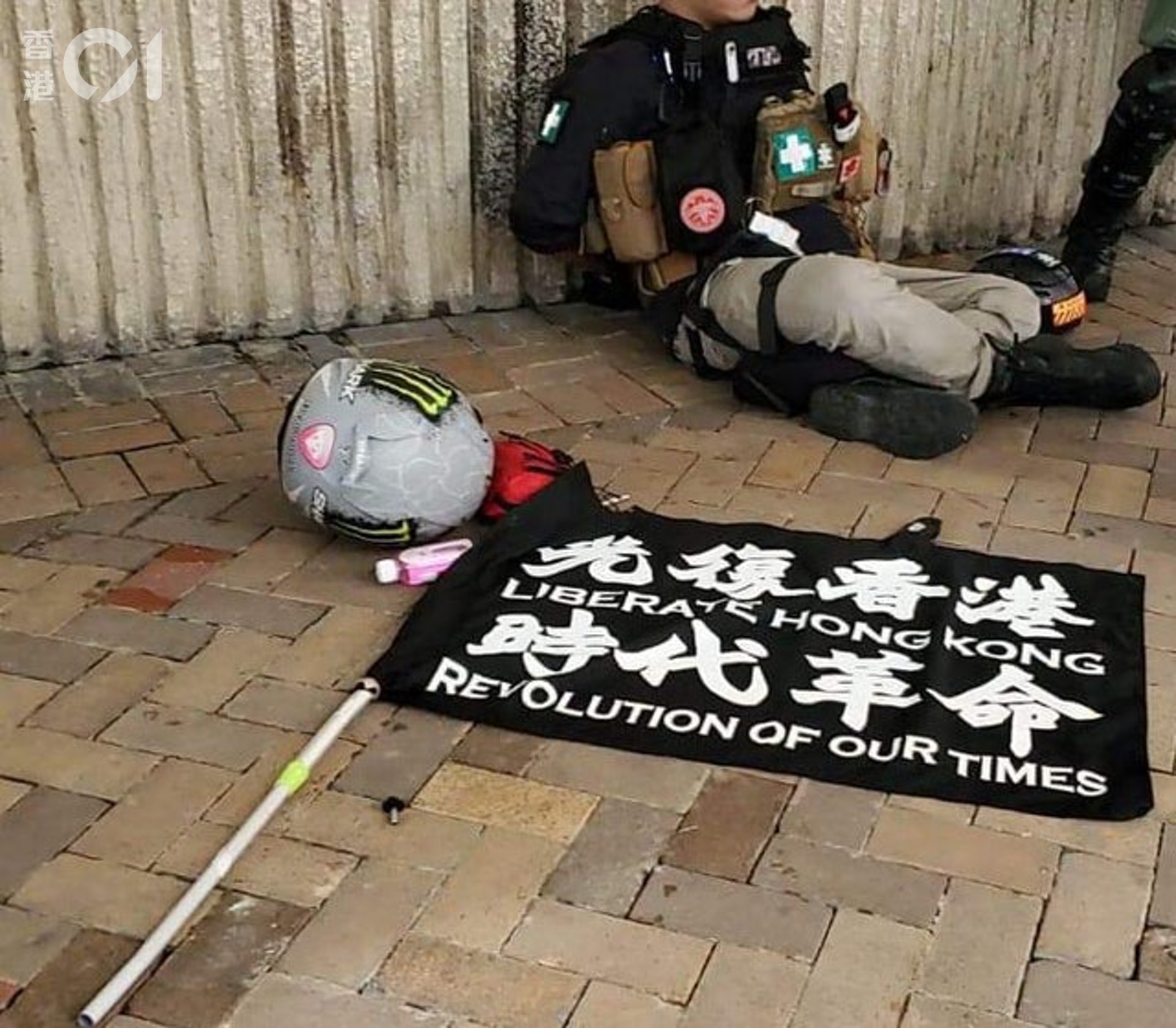 被告唐英傑駕駛電單車時,背包插著印有「光復香港.時代革命」口號的旗幟。(圖/香港01提供)