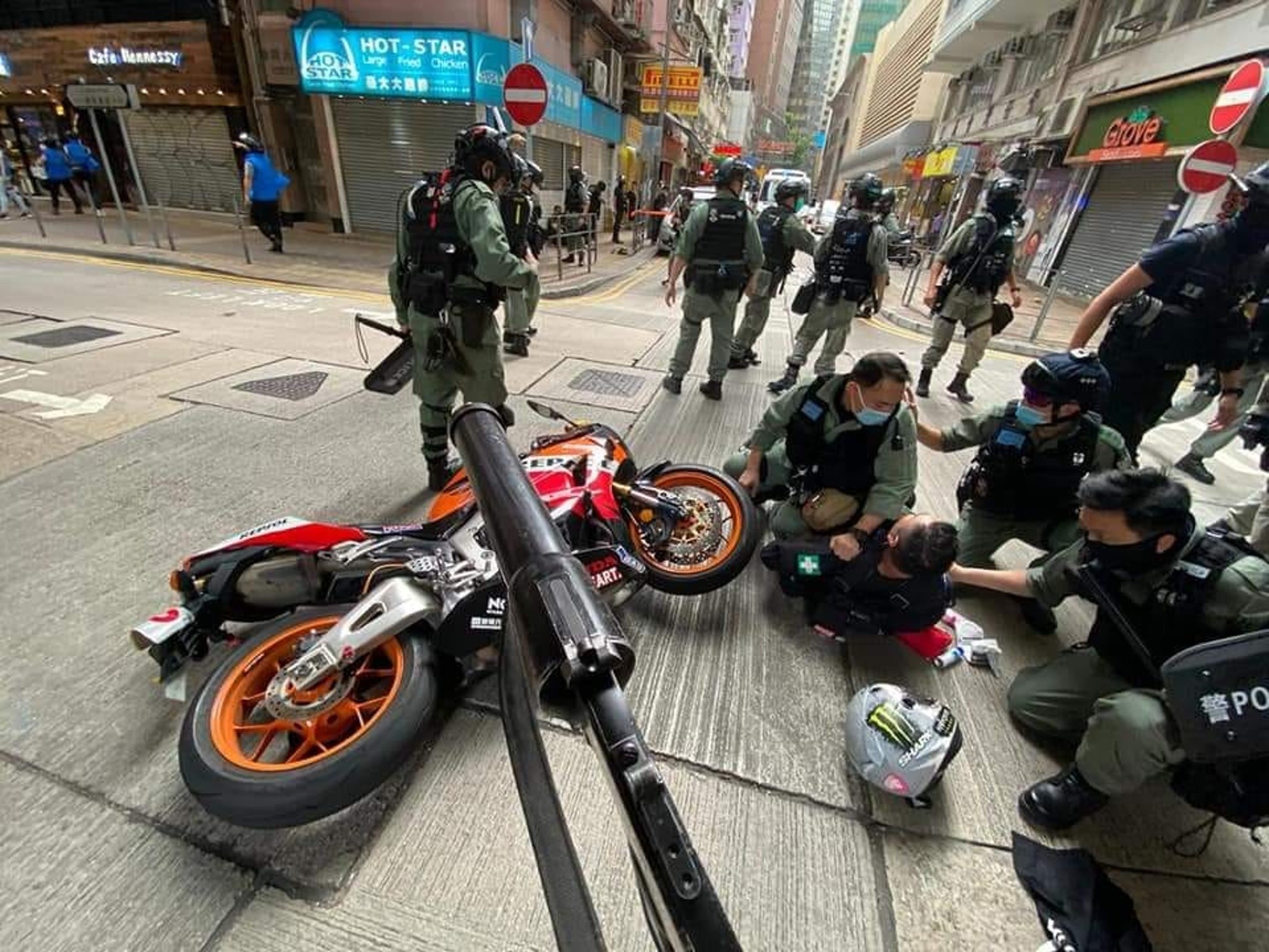 車cam片拍到被告唐英傑撞到警員的一刻,片中並傳來有人喊叫。(圖/香港01提供)