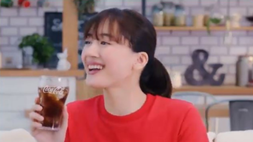 看奧運讓綾瀨遙幫你倒可樂！日本推互動廣告　掃碼後秒戀愛