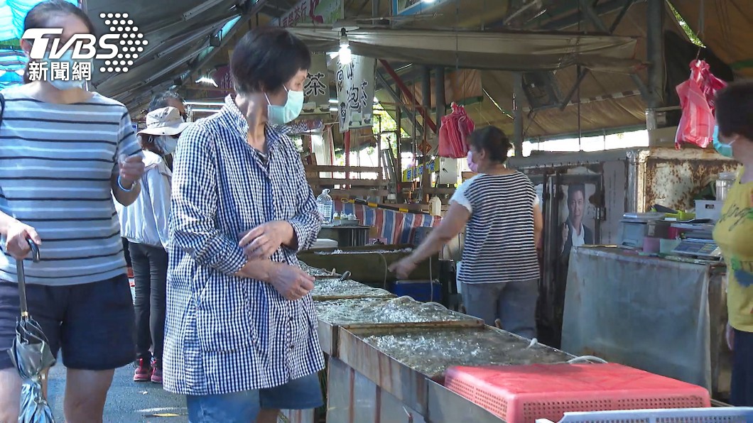 立委認為,應在民眾好消費、店家好處理的原則下發放振興券。(示意圖/TVBS)