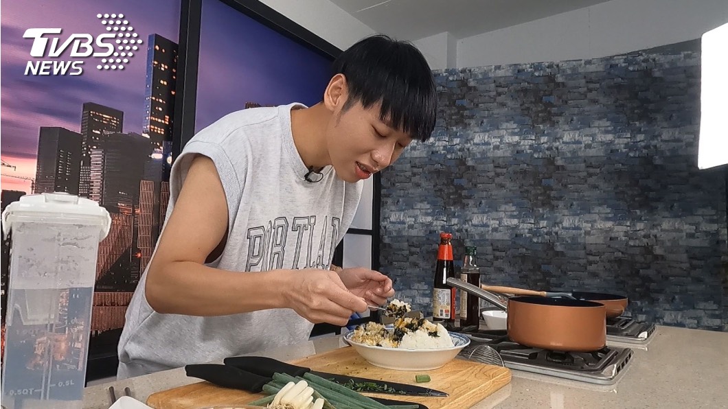 小賴兒時夢想是當廚師,自豪會下廚又會單手打蛋,在節目中公開徵友。圖/TVBS