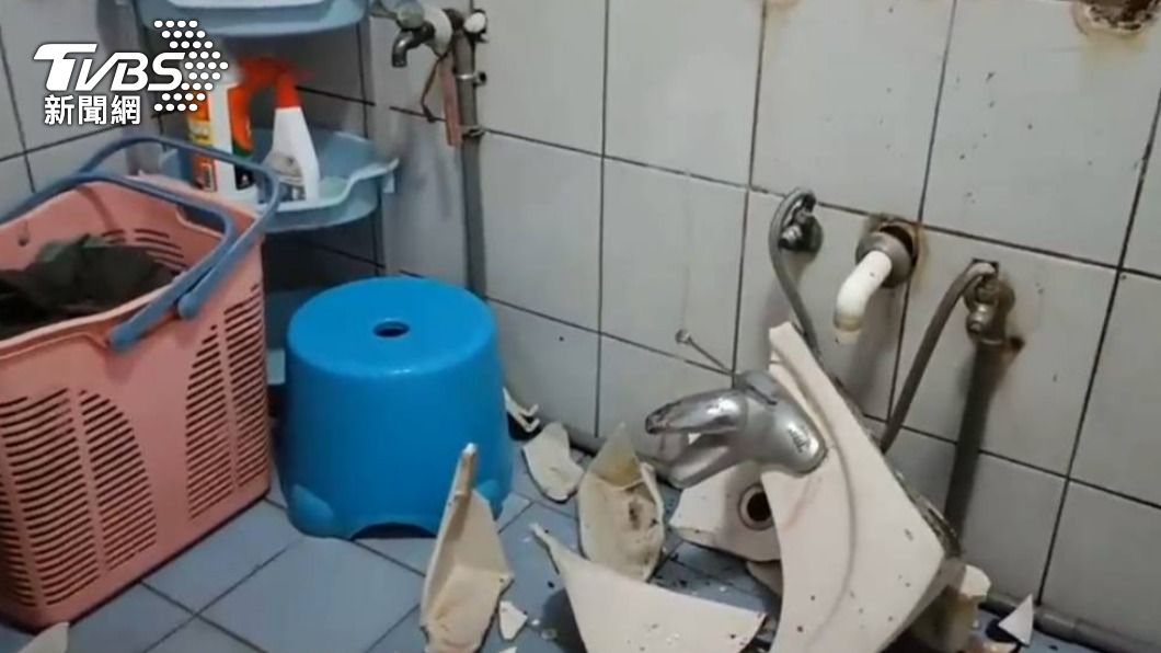 台南市新營區一處民宅昨晚發生浴室洗臉盆爆裂意外。(圖/消防提供)