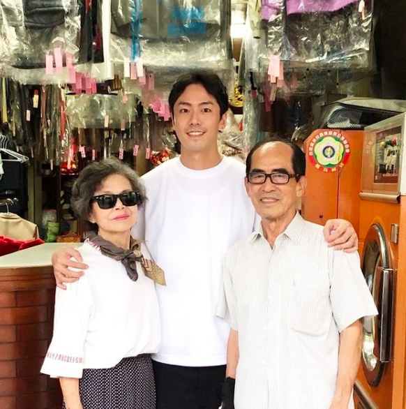 張瑞夫替阿公阿嬤經營的「萬秀的洗衣店」再度創造話題。(圖/翻攝自張瑞夫IG)