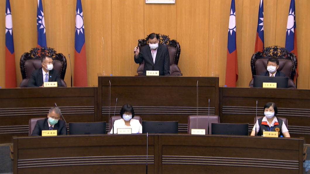 大會通過市民普發5000元現金動議。(圖/翻攝自桃園市議會議事直播)