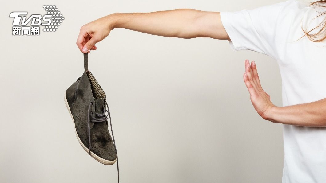 腳汗是造成臭腳的關鍵。(示意圖/shutterstock達志影像)