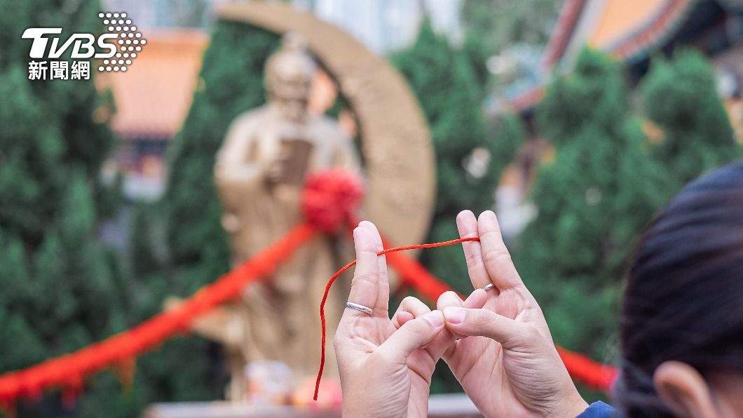 許多單身男女會拜月老祈求好姻緣。（示意圖／Shutterstock達志影像）