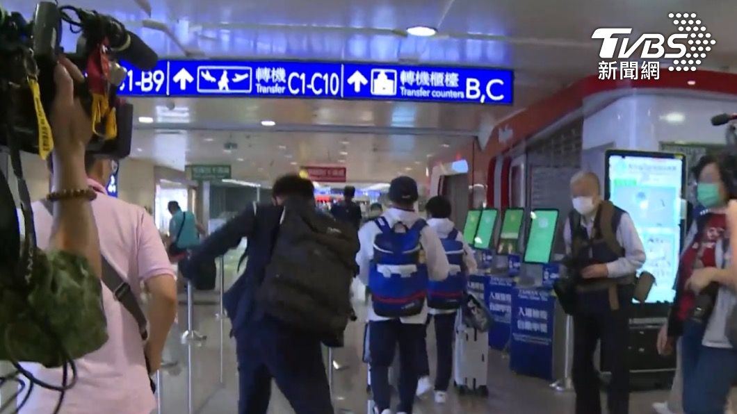 楊勇緯轉頭向地勤人員揮手差點跌倒。(圖/TVBS)