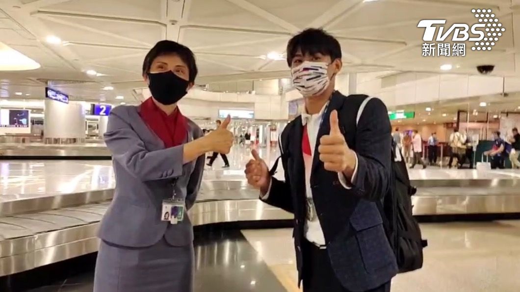 楊勇緯送接機粉絲3飛吻!轉頭向地勤致謝 撞紅龍險跌倒
