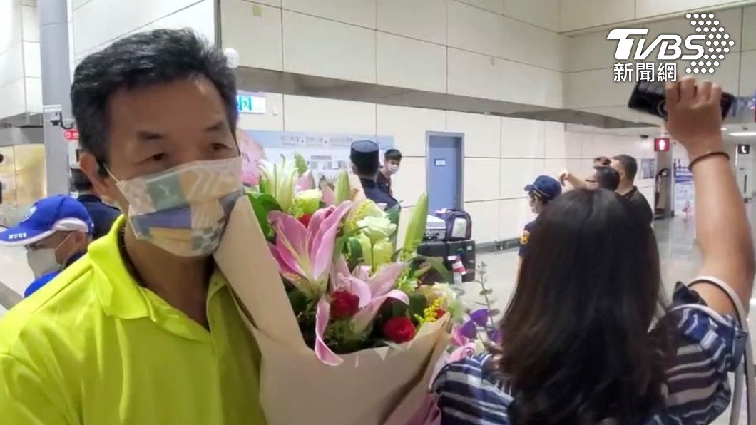 羅嘉翎的爸媽到場接機。(圖/TVBS)