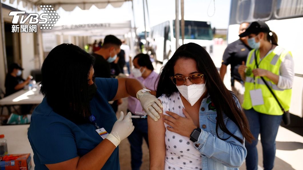 新冠疫情仍持續蔓延，全球民眾仍需配戴口罩。（圖／達志影像路透社）