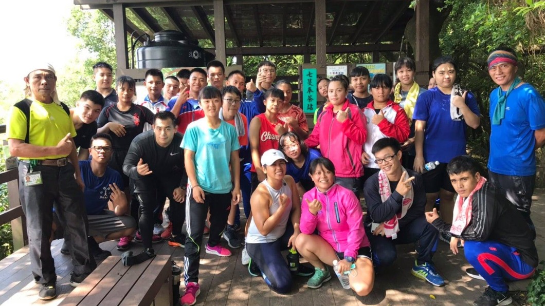 海蒂來台訓練時會和同學到高雄的駁二、西子灣和旗津遊玩,品嘗高雄的小吃。(圖/鼓山高中提供)
