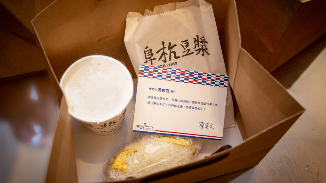 早餐袋中還附有卡片。(圖/翻攝自蔡英文臉書)