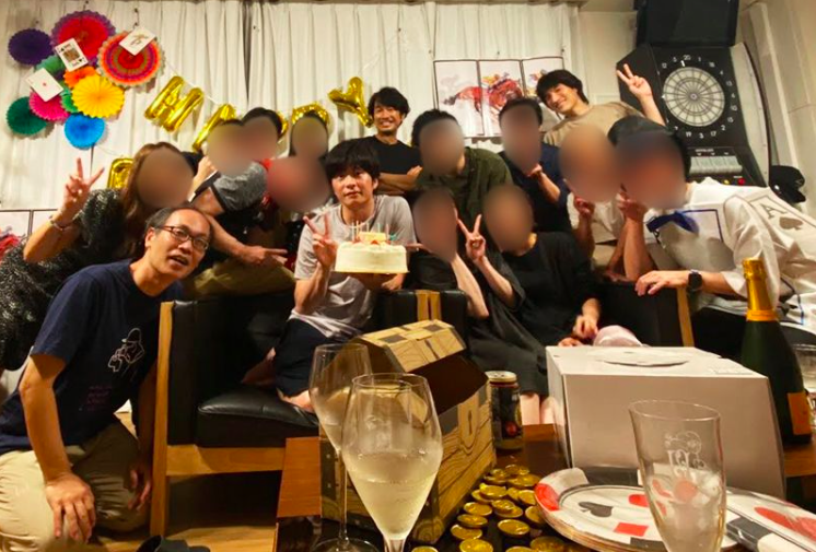 田中圭確診前開心慶生。(圖/翻攝自《週刊文春》)