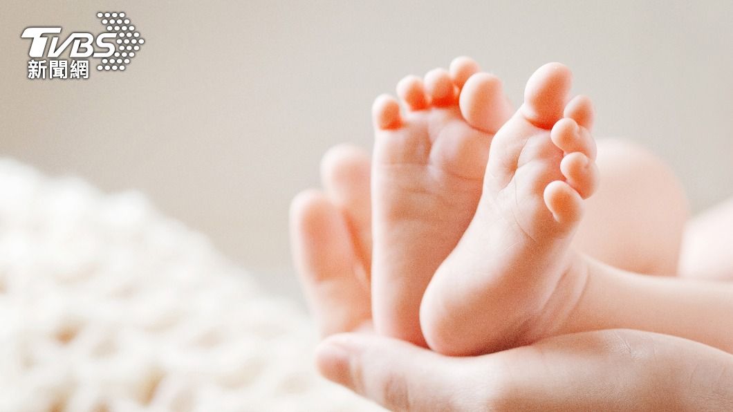人妻透露婆婆會給孫子穿被蟑螂啃咬過的舊衣。（示意圖／shutterstock達志影像） 