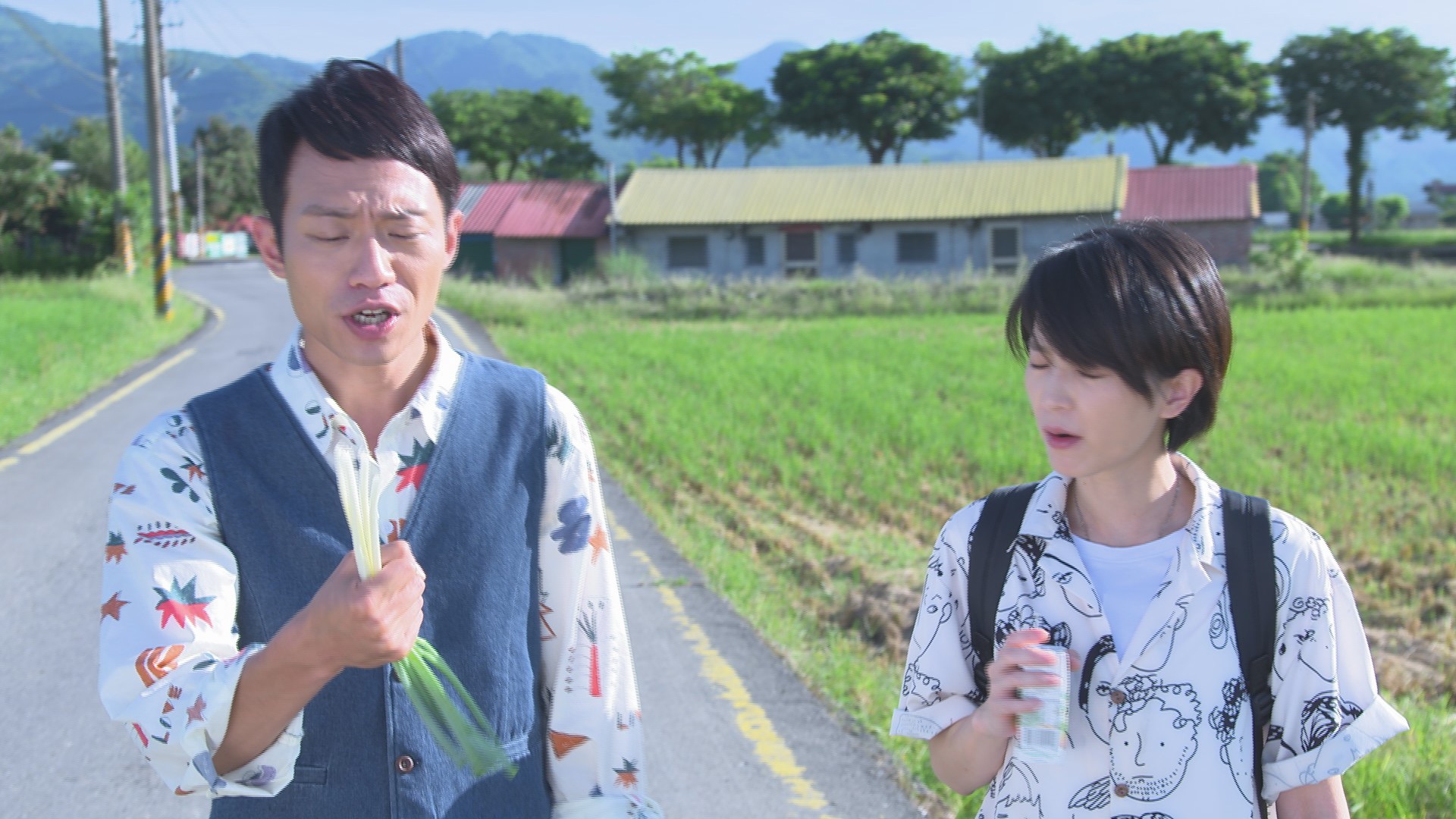 張哲豪一連吃好幾根蔥。（圖／民視提供）