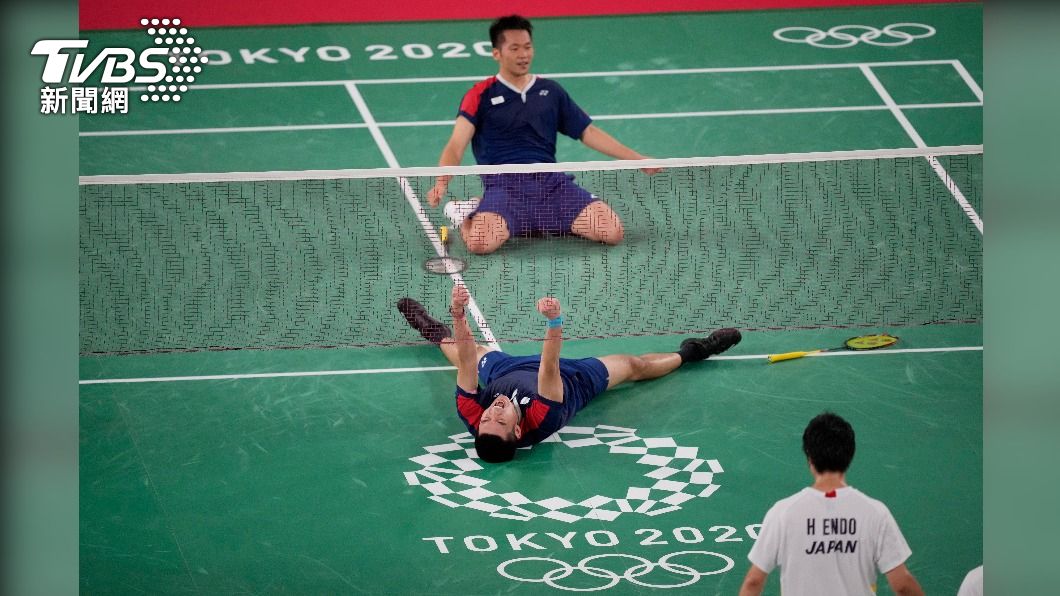東奧中華隊羽球男雙王齊麟與李洋戰勝日本隊。(圖/體育署提供)