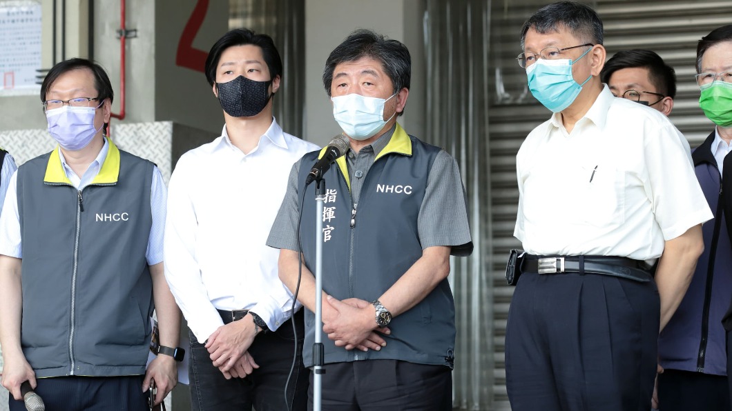 林昶佐與指揮中心及台北市政府聯合視察環南市場。(圖/翻攝自林昶佐 Freddy Lim 臉書)