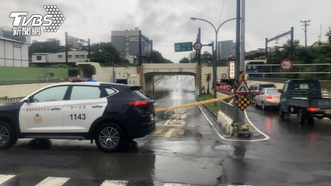 強降雨炸台南 小東地下道積水40公分一度封閉